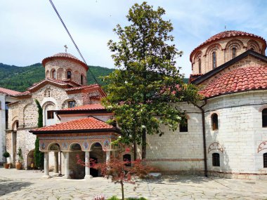BACHKOVO Manastırı, BULGARIA - 16 Temmuz 2020: Bachkovo Manastırı 'ndaki Ortaçağ Binaları, Bulgaristan' ın Tanrı 'nın Annesi Dormition