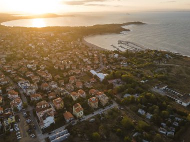 Bulgaristan 'ın Burgaz Bölgesi Çernomoretler kentinin Sunset Aerial Manzarası 