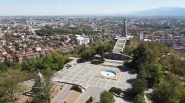 Bulgaristan 'ın Filibe kenti Alyosha ve Panorama olarak bilinen Sovyet Ordusu Anıtı' nın hava manzarası