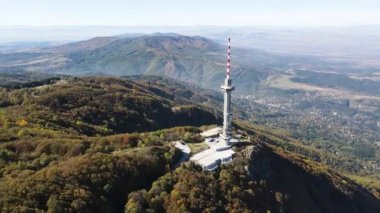 Kopititoto kulesi, Vitosha ve Lylin Dağları ve Bulgaristan 'ın Sofya kentinin havadan sonbahar manzarası