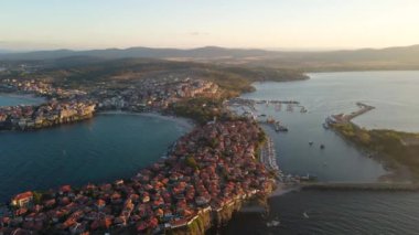 Bulgaristan 'ın Burgaz Bölgesi Sozopol kentinin şaşırtıcı hava gün batımı manzarası