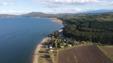 Bulgaristan 'ın Sofya kenti yakınlarındaki Iskar Barajı' nın Sonbahar Havası manzarası