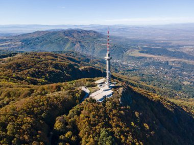 Kopititoto kulesinin, Vitosha Dağı 'nın ve Bulgaristan' ın Sofya kentinin havadan sonbahar manzarası