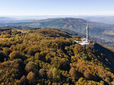 Kopititoto kulesinin, Vitosha Dağı 'nın ve Bulgaristan' ın Sofya kentinin havadan sonbahar manzarası