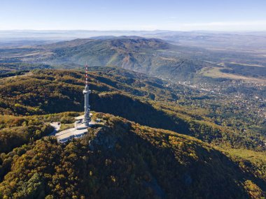 Kopititoto kulesinin, Vitosha Dağı 'nın ve Bulgaristan' ın Sofya kentinin havadan sonbahar manzarası