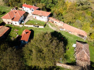 Bulgaristan 'ın başkenti Sofya' da Mary 'nin sunumuna adanmış Ortaçağ Razboishte manastırının hava manzarası