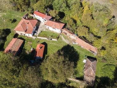 Bulgaristan 'ın başkenti Sofya' da Mary 'nin sunumuna adanmış Ortaçağ Razboishte manastırının hava manzarası