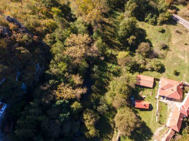 Bulgaristan 'ın başkenti Sofya' da Mary 'nin sunumuna adanmış Ortaçağ Razboishte manastırının hava manzarası