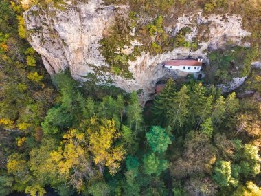Bulgaristan 'ın başkenti Sofya' da Mary 'nin sunumuna adanmış Ortaçağ Razboishte manastırının hava manzarası