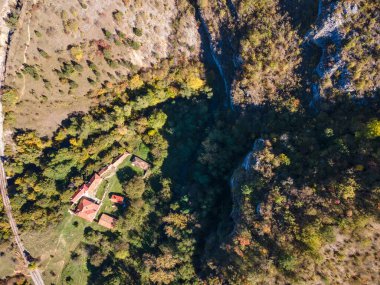 Bulgaristan 'ın başkenti Sofya' da Mary 'nin sunumuna adanmış Ortaçağ Razboishte manastırının hava manzarası