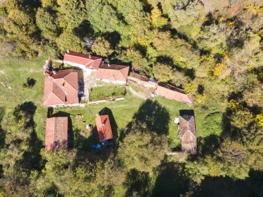 Bulgaristan 'ın başkenti Sofya' da Mary 'nin sunumuna adanmış Ortaçağ Razboishte manastırının hava manzarası
