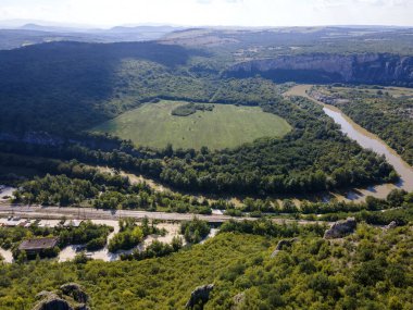 Bulgaristan 'ın Balkan Dağları' nın Karlukovo köyü yakınlarından geçen Iskar Nehri 'nin hava manzarası