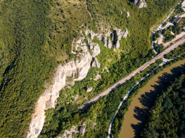 Bulgaristan 'ın Balkan Dağları' nın Karlukovo köyü yakınlarından geçen Iskar Nehri 'nin hava manzarası