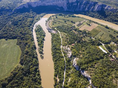 Bulgaristan 'ın Balkan Dağları' nın Karlukovo köyü yakınlarından geçen Iskar Nehri 'nin hava manzarası