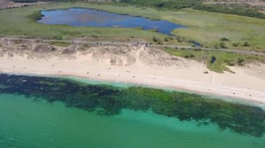 Bulgaristan 'ın Burgaz Bölgesi' nin Dyuni tatil beldesi yakınlarındaki Sürücü Plajı 'nın hava manzarası 