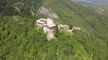 Bulgaristan 'ın Saint George, Lovech bölgesindeki Ortaçağ Glozhene Manastırı' nın hava manzarası