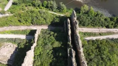 Bulgaristan 'ın Balkan Dağları' ndaki Iskar Nehri Boğazı 'ndaki kaya oluşumlarının hava görüntüsü