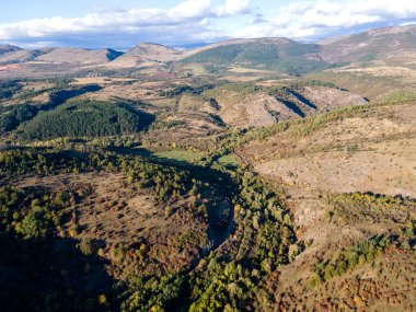 Nishava nehri boğazının havadan sonbahar manzarası, Balkan Dağları, Bulgaristan