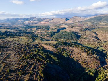 Nishava nehri boğazının havadan sonbahar manzarası, Balkan Dağları, Bulgaristan
