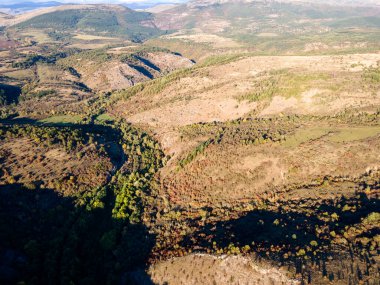 Nishava nehri boğazının havadan sonbahar manzarası, Balkan Dağları, Bulgaristan