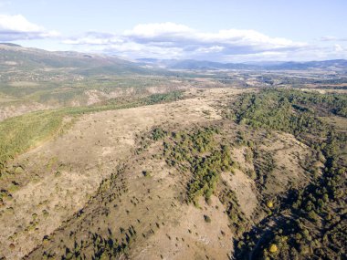 Nishava nehri boğazının havadan sonbahar manzarası, Balkan Dağları, Bulgaristan