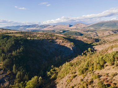 Nishava nehri boğazının havadan sonbahar manzarası, Balkan Dağları, Bulgaristan