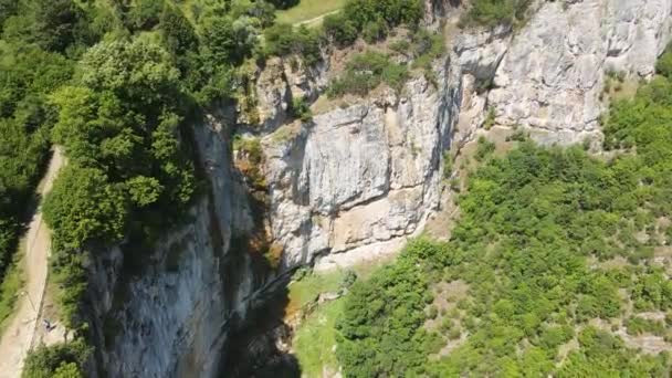 Vista Aérea Cachoeira Skaklya Perto Aldeia Zasele Montanhas Balcânicas Bulgária — Vídeo de Stock