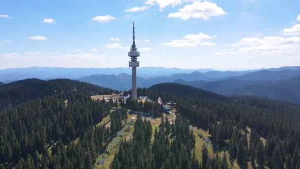 Flygfoto Över Rhodope Bergen Och Snezhanka Torn Nära Resort Pamporovo — Stockvideo