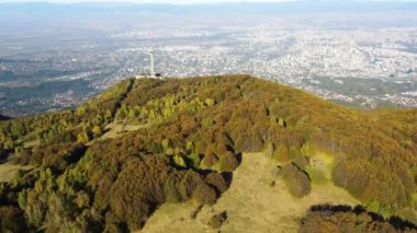 Kopititoto kulesi, Vitosha ve Bulgaristan 'ın Sofya kentinin havadan sonbahar manzarası