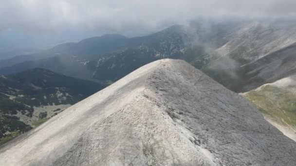 Widok Lotu Ptaka Szczyt Vihren Pokryty Chmurami Góry Pirin Bułgaria — Wideo stockowe