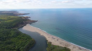 Bulgaristan 'ın Burgaz Bölgesi Sinemorets köyü, Veleka Nehri' nin ağzındaki sahil manzarası