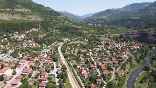 Pemandangan Udara Desa Tserovo Dan Sungai Iskar Pegunungan Balkan Bulgaria — Stok Video