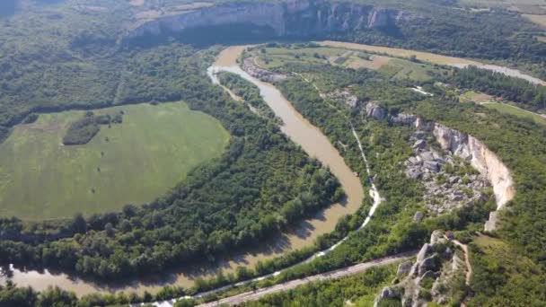通过保加利亚巴尔干山区Karlukovo村附近的Iskar河的空中景观 — 图库视频影像