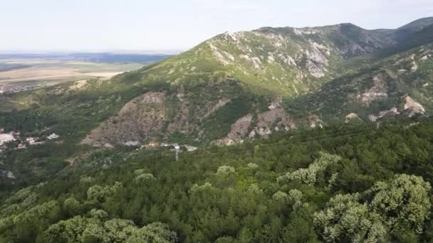 Αεροφωτογραφία Της Οροσειράς Της Ροδόπης Κοντά Στην Πόλη Ασενόβγκραντ Περιοχή — Αρχείο Βίντεο
