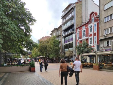 SOFYA, BULGARIA - 26 Eylül 2020: Bulgaristan 'ın başkenti Sofya' daki Vitosha Bulvarı 'nda yürüyen insanlar