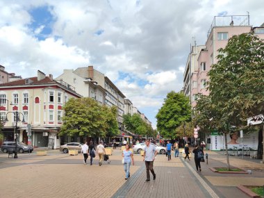 SOFYA, BULGARIA - 26 Eylül 2020: Bulgaristan 'ın başkenti Sofya' daki Vitosha Bulvarı 'nda yürüyen insanlar