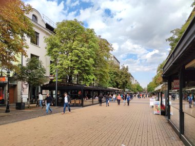 SOFYA, BULGARIA - 26 Eylül 2020: Bulgaristan 'ın başkenti Sofya' daki Vitosha Bulvarı 'nda yürüyen insanlar