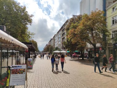 SOFYA, BULGARIA - 26 Eylül 2020: Bulgaristan 'ın başkenti Sofya' daki Vitosha Bulvarı 'nda yürüyen insanlar