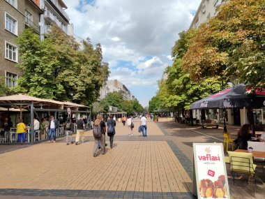 SOFYA, BULGARIA - 26 Eylül 2020: Bulgaristan 'ın başkenti Sofya' daki Vitosha Bulvarı 'nda yürüyen insanlar