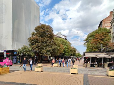 SOFYA, BULGARIA - 26 Eylül 2020: Bulgaristan 'ın başkenti Sofya' daki Vitosha Bulvarı 'nda yürüyen insanlar