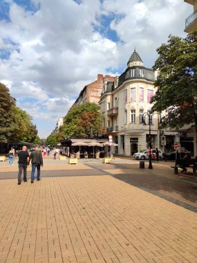 SOFYA, BULGARIA - 26 Eylül 2020: Bulgaristan 'ın başkenti Sofya' daki Vitosha Bulvarı 'nda yürüyen insanlar