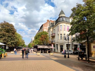 SOFYA, BULGARIA - 26 Eylül 2020: Bulgaristan 'ın başkenti Sofya' daki Vitosha Bulvarı 'nda yürüyen insanlar