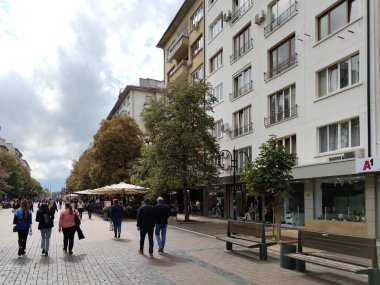 SOFYA, BULGARIA - 26 Eylül 2020: Bulgaristan 'ın başkenti Sofya' daki Vitosha Bulvarı 'nda yürüyen insanlar