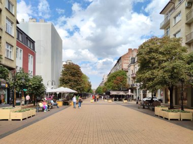 SOFYA, BULGARIA - 26 Eylül 2020: Bulgaristan 'ın başkenti Sofya' daki Vitosha Bulvarı 'nda yürüyen insanlar