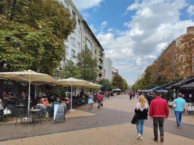 SOFYA, BULGARIA - 26 Eylül 2020: Bulgaristan 'ın başkenti Sofya' daki Vitosha Bulvarı 'nda yürüyen insanlar