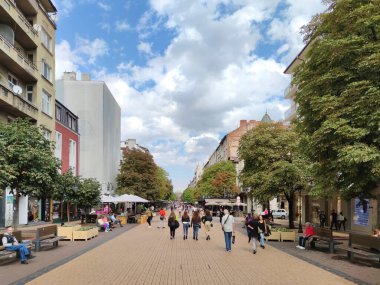 SOFYA, BULGARIA - 26 Eylül 2020: Bulgaristan 'ın başkenti Sofya' daki Vitosha Bulvarı 'nda yürüyen insanlar