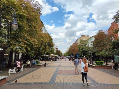 SOFYA, BULGARIA - 26 Eylül 2020: Bulgaristan 'ın başkenti Sofya' daki Vitosha Bulvarı 'nda yürüyen insanlar