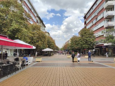 SOFYA, BULGARIA - 26 Eylül 2020: Bulgaristan 'ın başkenti Sofya' daki Vitosha Bulvarı 'nda yürüyen insanlar