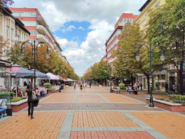 SOFYA, BULGARIA - 26 Eylül 2020: Bulgaristan 'ın başkenti Sofya' daki Vitosha Bulvarı 'nda yürüyen insanlar