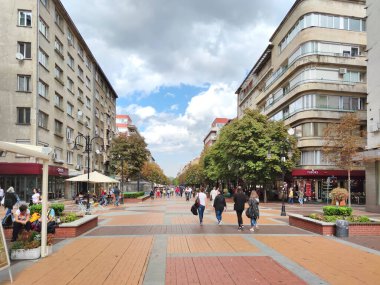 SOFYA, BULGARIA - 26 Eylül 2020: Bulgaristan 'ın başkenti Sofya' daki Vitosha Bulvarı 'nda yürüyen insanlar